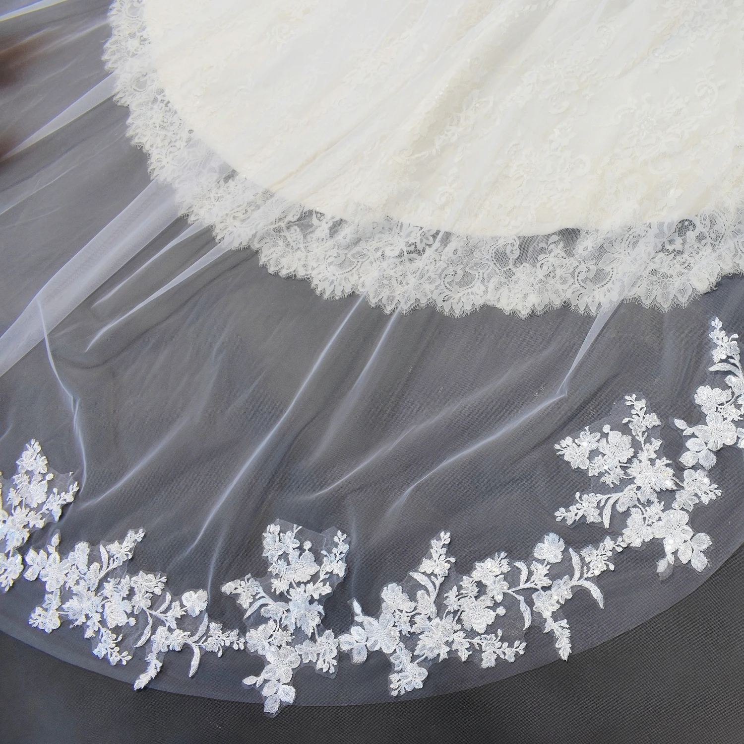 طرحة زفاف حجاب زفاف طويل أبيض / عاجي حافة دانتيل زينة حجاب كاتدرائية شبكي ناعم طبقة واحدة