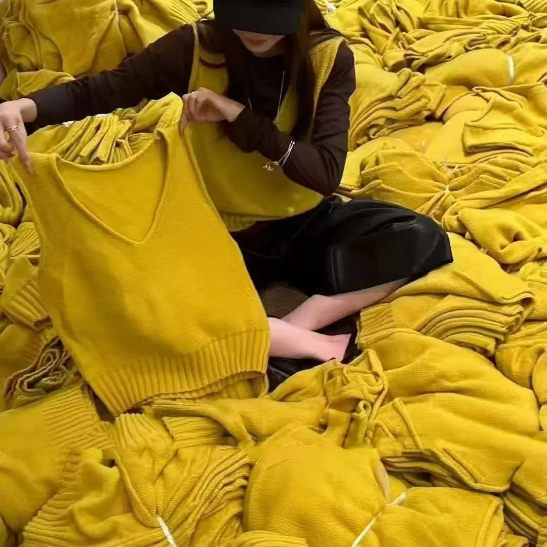 

Dongdaemun корейский желтый вязаный жилет с v-образным вырезом, женский осенний многослойный белый облегающий свитер Svel, топ