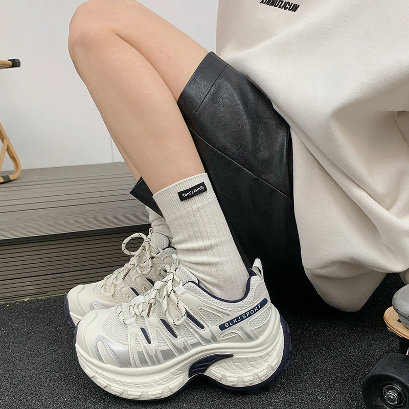 

Новые весенние женские кроссовки из синтетической кожи с сетчатыми вставками, модные дышащие спортивные повседневные туфли на платформе, вулканизированные кроссовки в стиле Dad Shoes