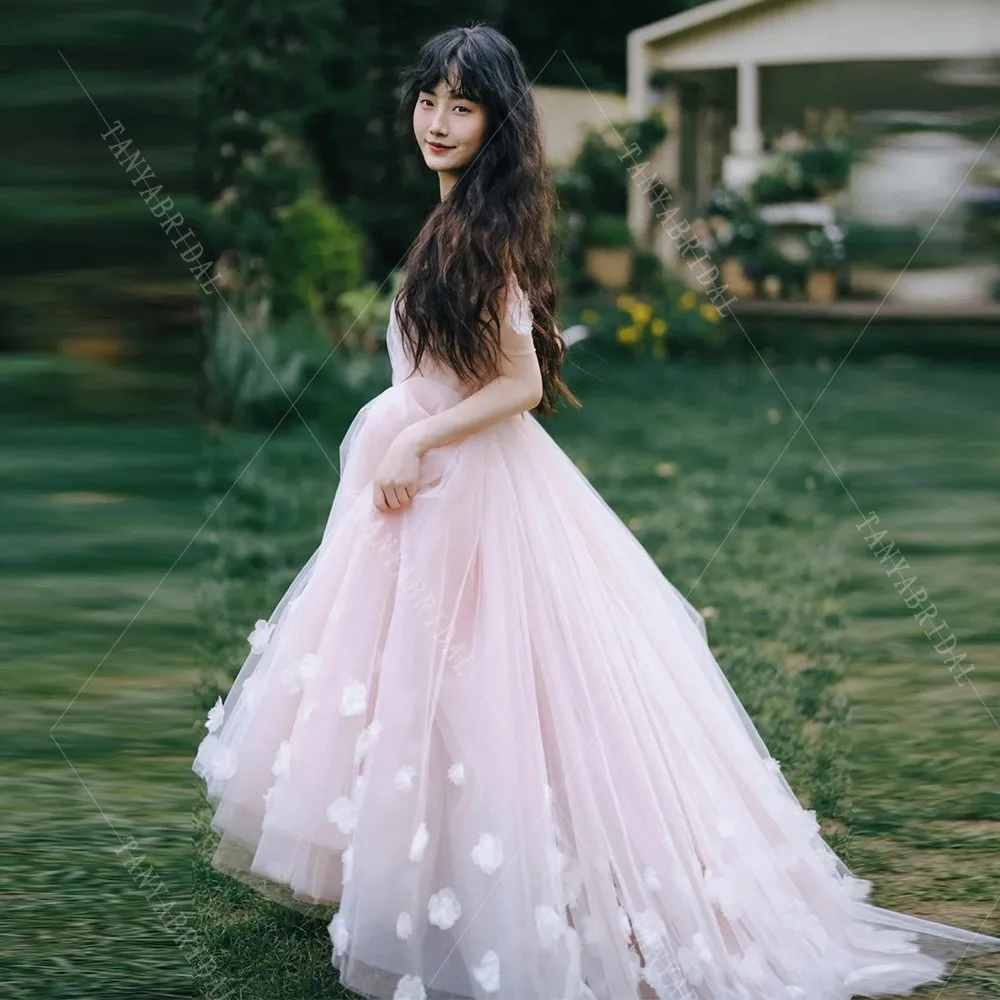 Gaun pengantin Tulle merah muda romantis, gaun pesta luar ruangan elegan dengan bunga 3D bahu terbuka melatih garis