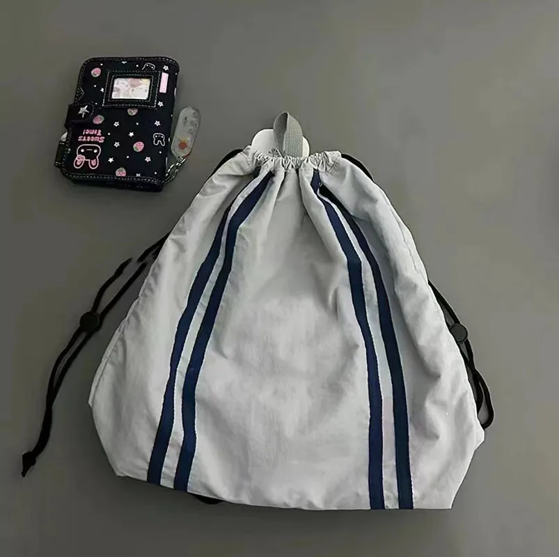 かわいいイヤホン猫巾着薄型バッグバックパック 2025 新怠惰なスタイル学生クラスショルダーバッグ多用途シングルストラップバックパック