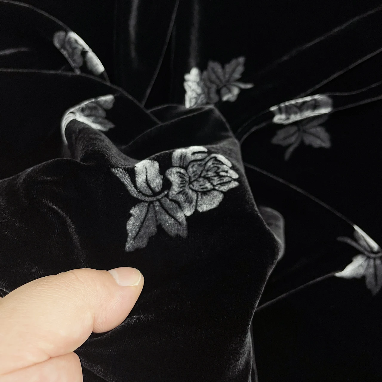

High-End Mulberry Silk Velvet Fabric - Black Background with Silver-Printed Small Roses & Rotten Flower Engraving
