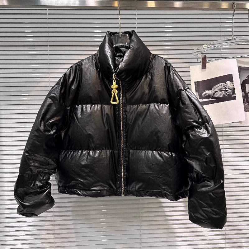 

2025 зимняя новая уличная мода с воротником-стойкой и металлическими пуговицами, свободная теплая куртка-пуховик, черное хлопковое пальто, модное для женщин