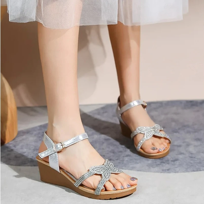 

2025 модные богемные пляжные женские сандалии, летняя стильная обувь с открытым носком, женские сандалии на танкетке