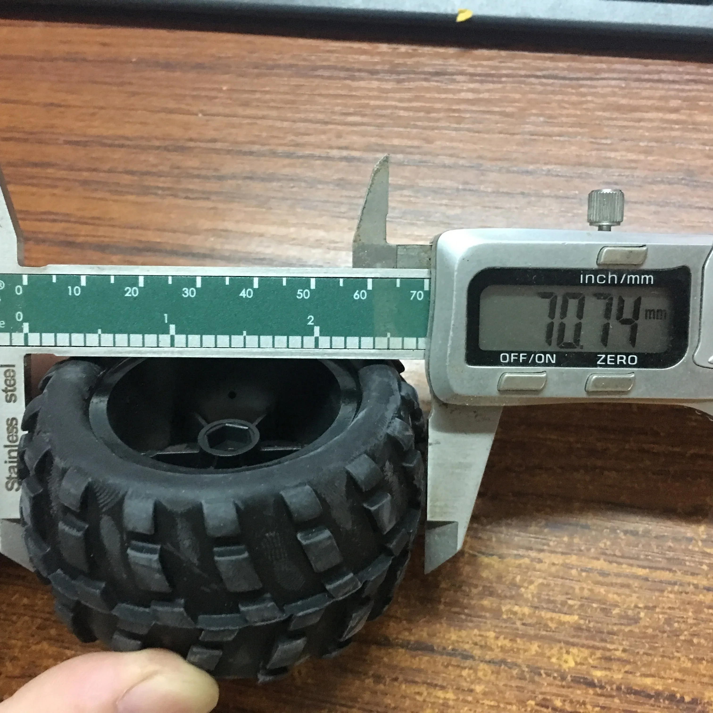 Wltoys A979タイヤ1/18 rcカースペアパーツA979-01/02アクセサリー (2左タイヤ + 2右タイヤ)