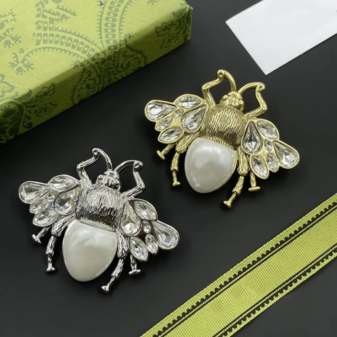 

Fashionable bee shaped pearl brooch