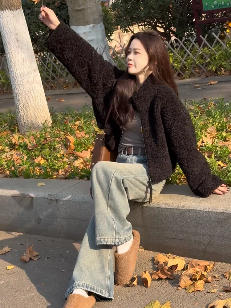 

Утепленная модная короткая куртка из овчины для женщин: повседневный теплый топ с воротником-стойкой, новая зимняя модель из кожи и меха