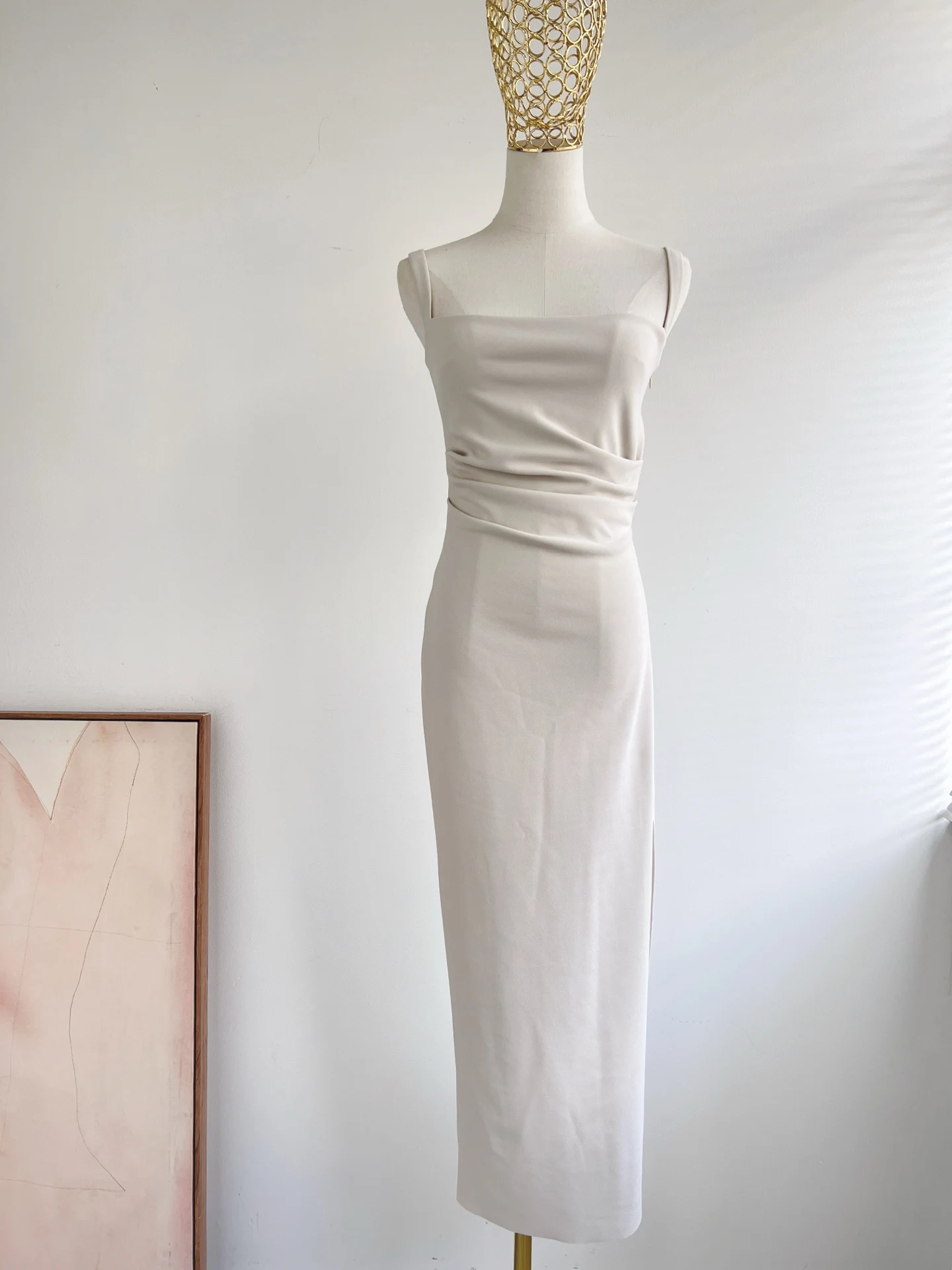 Długa sukienka damska w jednolitym kolorze, kwadratowy kołnierzyk, bez rękawów, wysokie rozcięcie, dopasowana sukienka