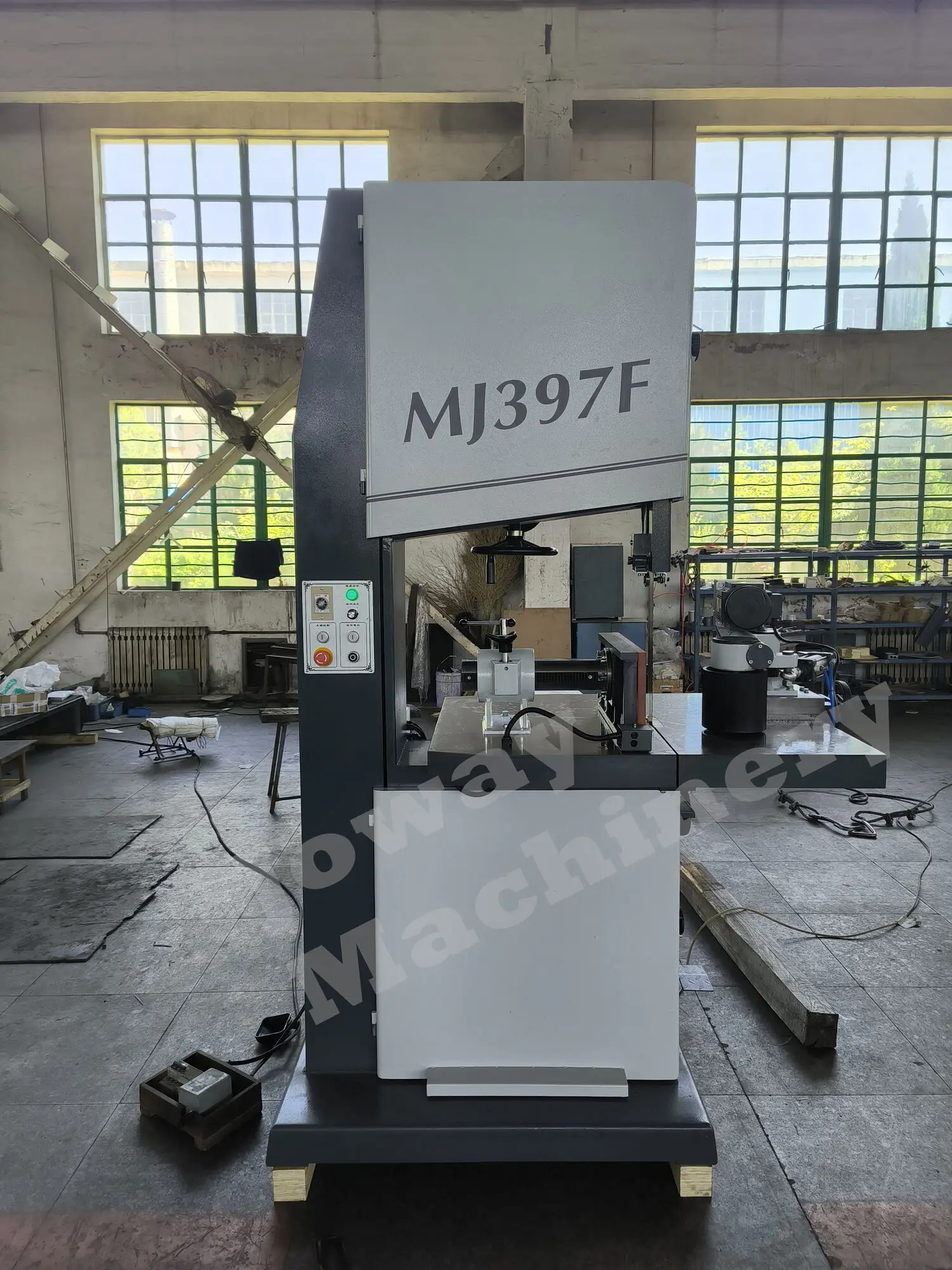 قطع الخشب 24 بوصة هاين الثقيلة Mj345e الفرقة المنشار الصناعي العمودي المعادن الحزامي Hinery