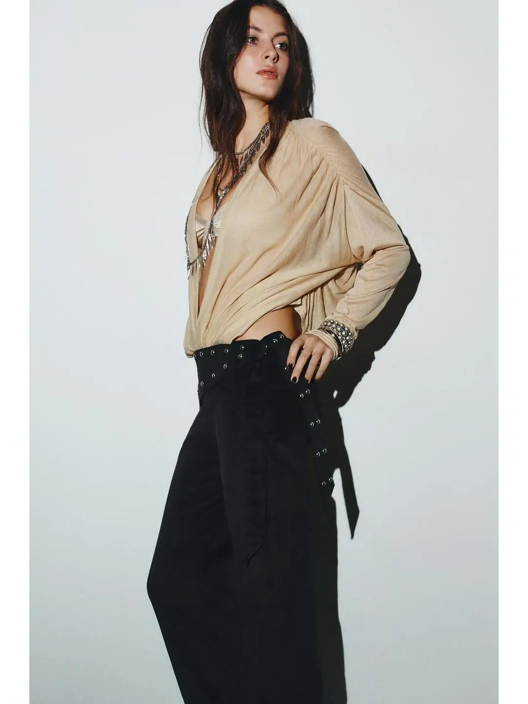 Luźna bluzka damska z głębokim dekoltem w serek, plisowanymi detalami, oddychająca, uniwersalna, idealna na jesień...