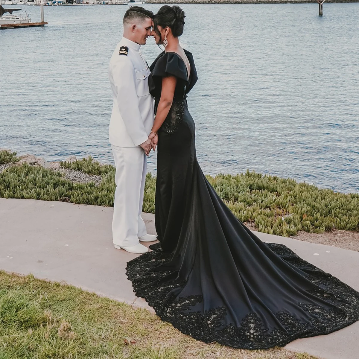 Vestido de novia de satén negro con mangas cortas y abertura alta, apliques de cuentas de sirena personalizados, vestidos de novia con cuello barco sin espalda