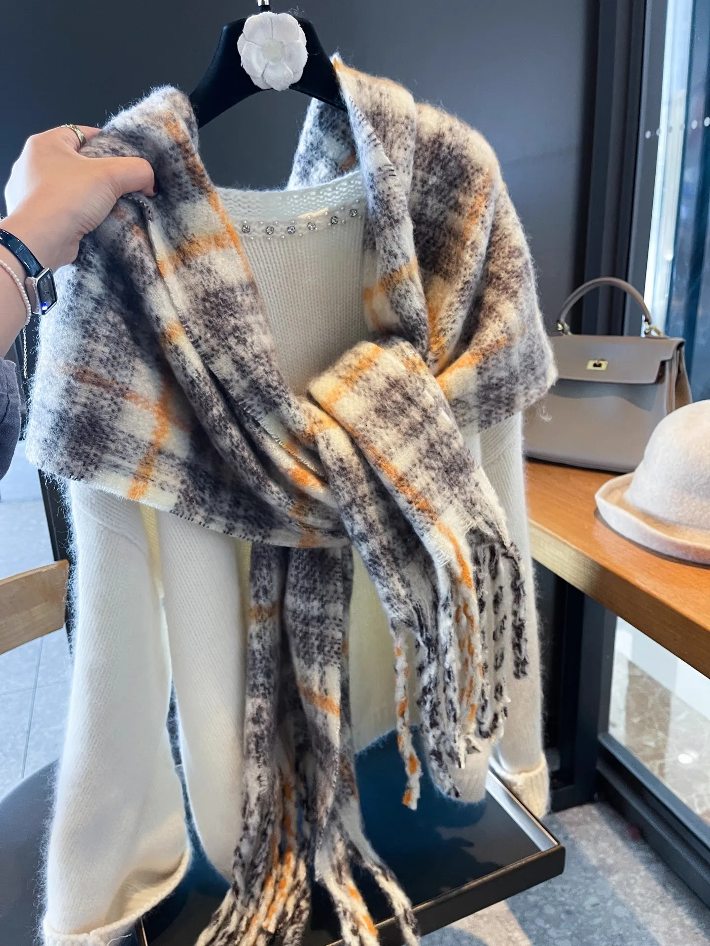 Echarpe-cansay-kaer-faion-briti-camere-pour-femme-haut-de-gamme-orange-a-carreaux-chaude-avec-pompon-version-coreenne-rectangulaire