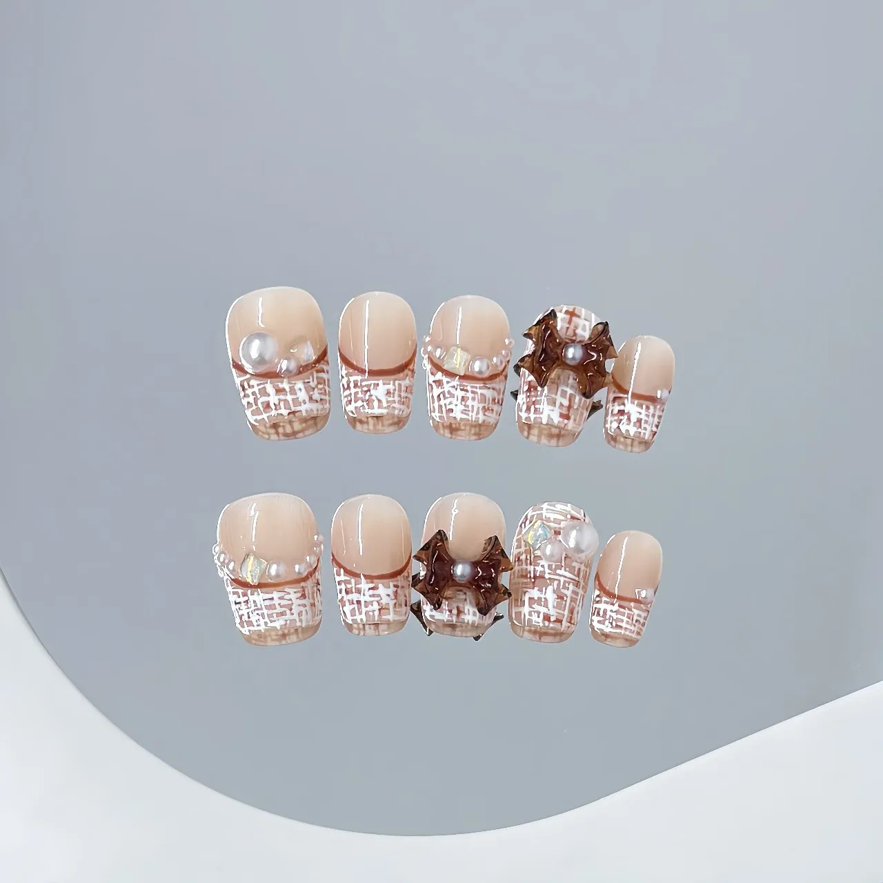 

10 шт. легкие роскошные короткие французские накладные ногти ручной работы в клетку с 3D бантом и жемчугом, милые милые накладные ногти, носимые советы по дизайну ногтей