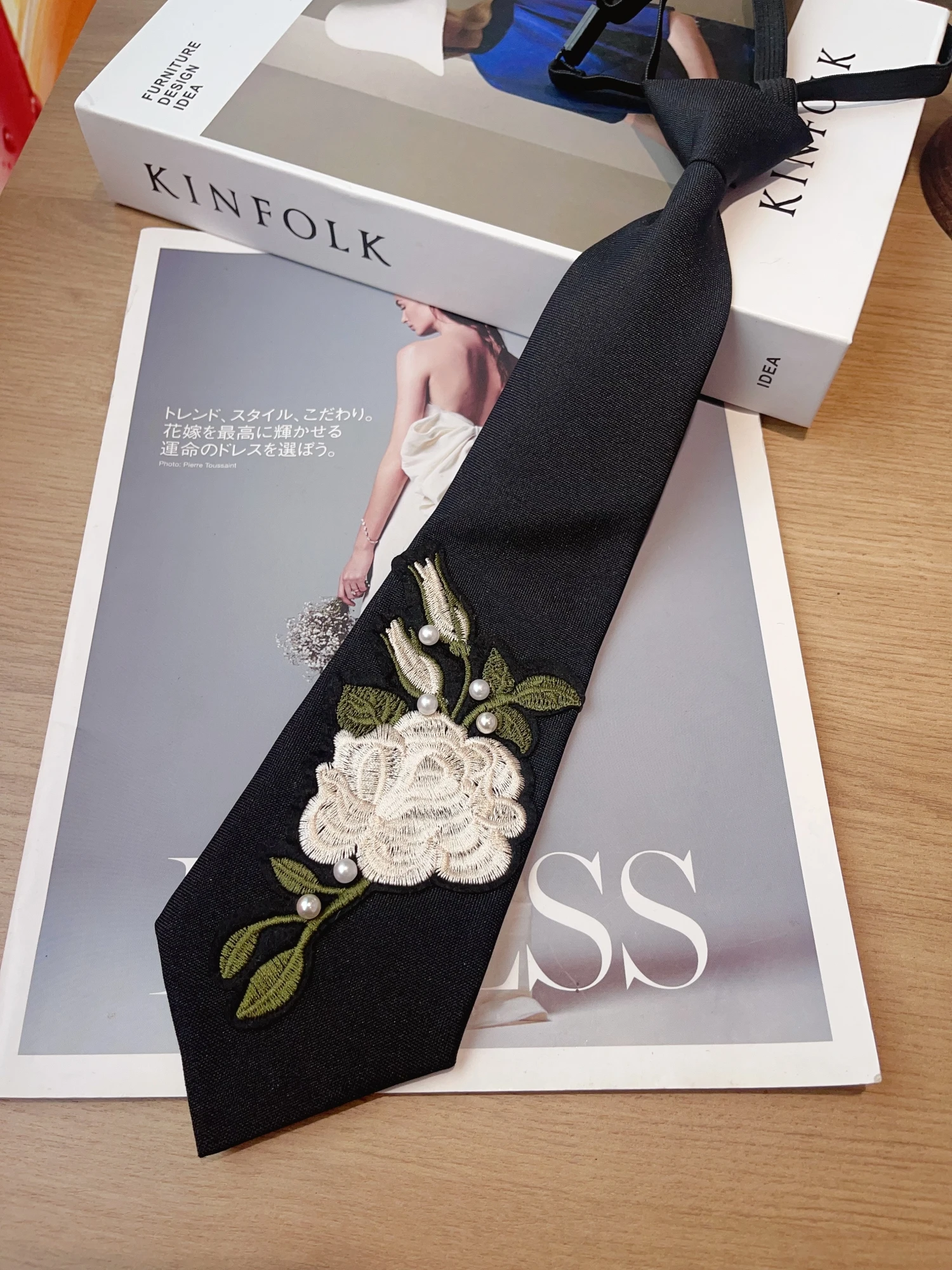 1 Piece of Long Tie with White Embroidered Rose Pearl Decoration, French Retro Style Satin Polyester Material 34cm Elegant Tailoring Stereo Embroider Craft Pearl Bead Embellishment Adjustable Metal Buckle Banquet Evening Dress Neck Ornament Suitable for Wedding Bridesmaid Dress/Valentine's Day Gift/Spring Party/Classy Dinner Style