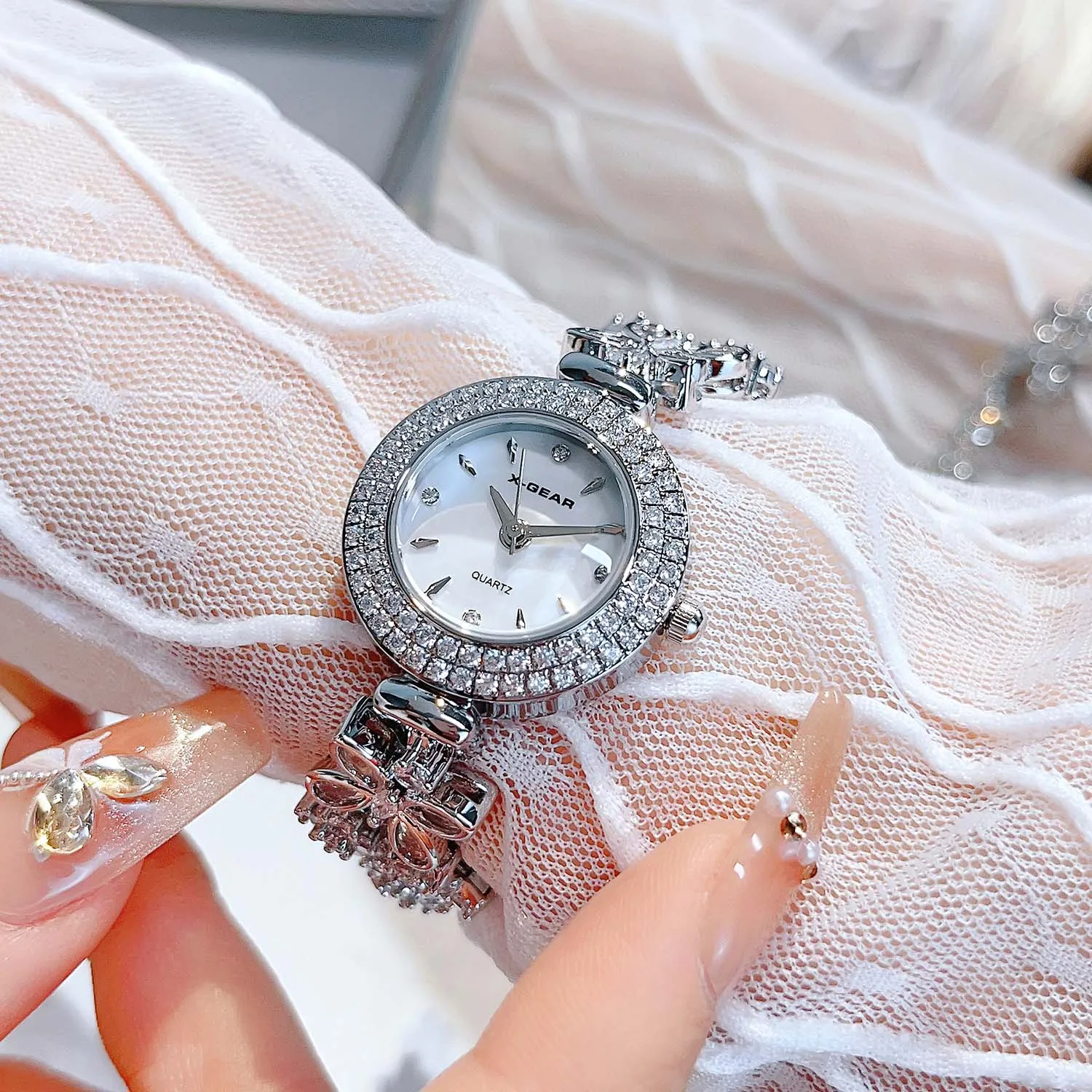 ساعة كوارتز X-GEAR باللون الذهبي - ساعة يد نسائية فاخرة من حجر الراين مع قرص أم اللؤلؤ وحزام سوار مجوهرات عصرية
