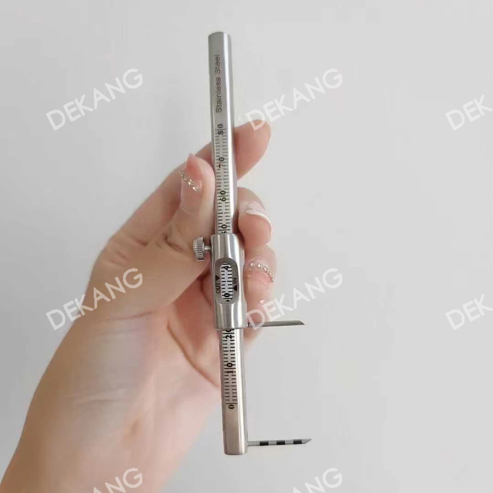 El espesor de la cresta ósea es medida usando un calibrador Vernier, una regla tipo bolígrafo integrada de acero inoxidable.