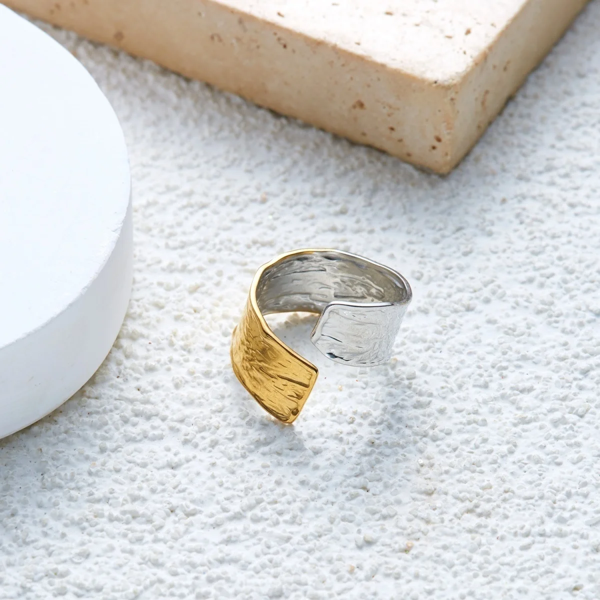 Französische Vintage-Fingerringe mit hohlem, gewelltem Design, imitierten Perlen und Spiralblatt-Motiven für Damen und Herren, im Nischenstil, geometrischer Ring, ästhetischer Schmuck. – Detail 23