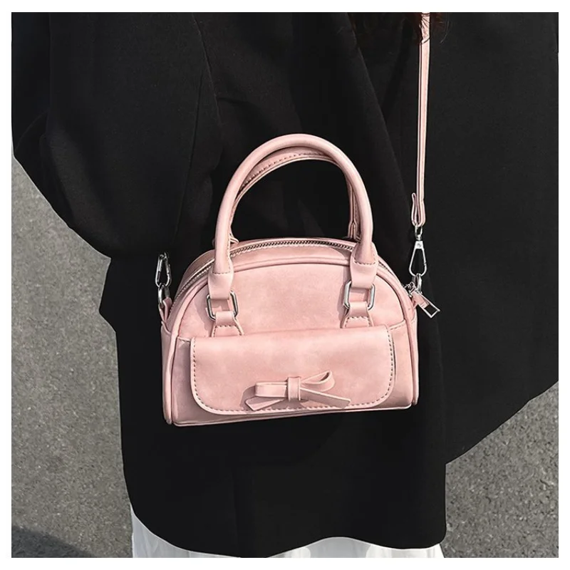 กระเป๋าถือหนังเจาะรูมีสไตล์สำหรับผู้หญิง ดีไซน์เนอร์ออกแบบ ระบายอากาศได้ดี เหมาะสำหรับฤดูร้อน ดีไซน์ทันสมัยพร้อมรายละเอียดแบบคัตเอาท์