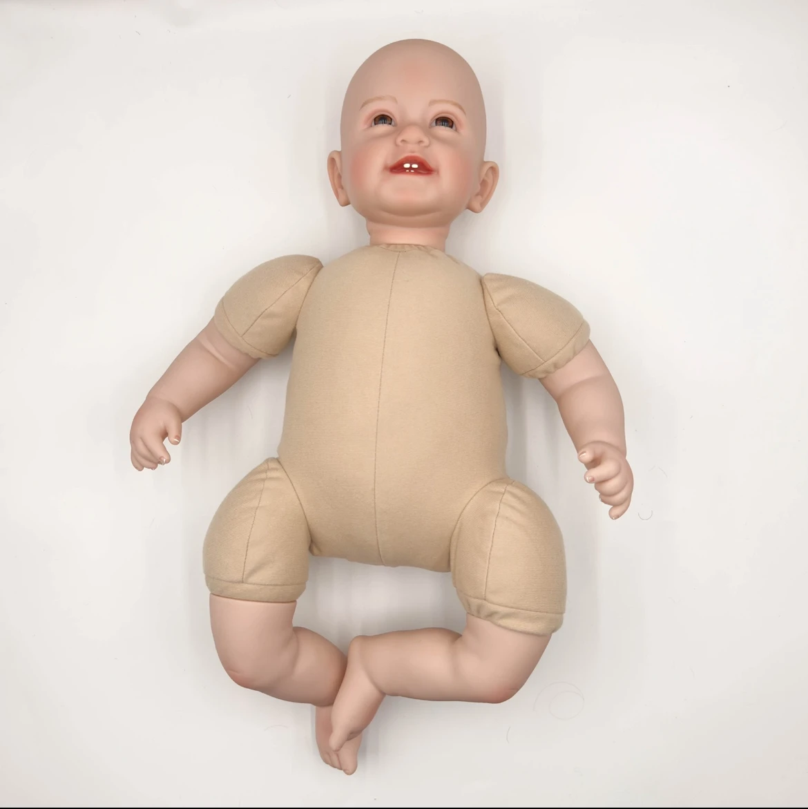 Kit de poupée Reborn vierge de 22 pouces avec 4 dents, visage souriant, vinyle simplement peint, yeux noirs brillants et corps en tissu, bricolage