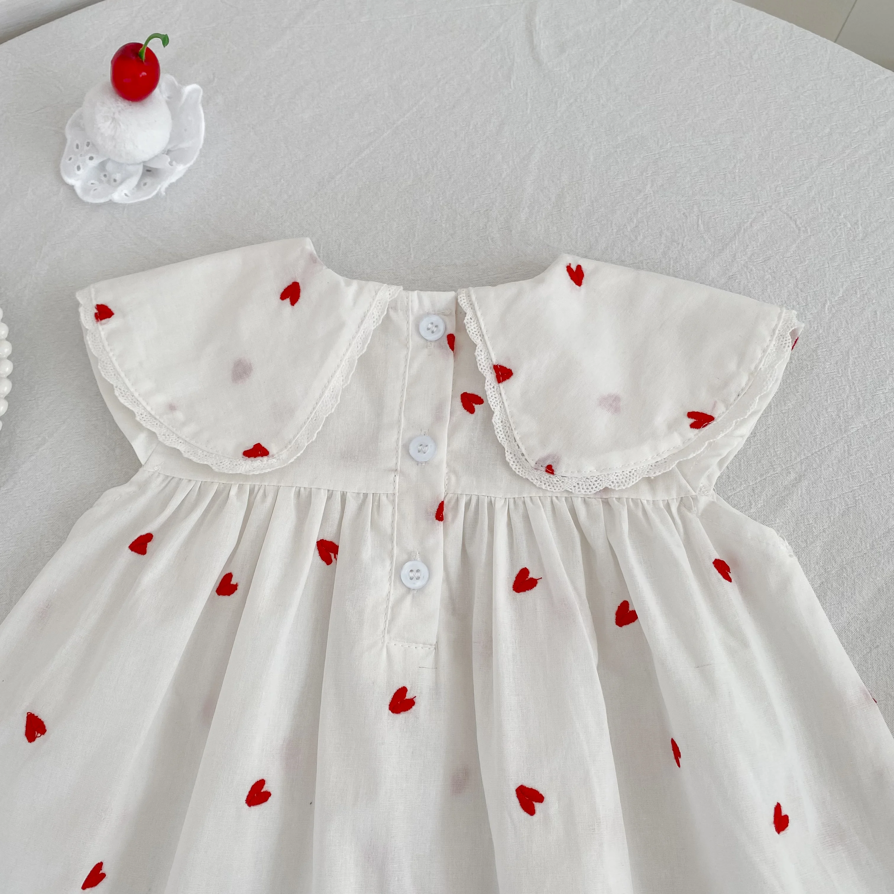 2026 Sommer Neu 2-6 Jahre Ärmelloses Weißes Kleid für Mädchen Kinder Prinzessinnen-Geburtstagskleid mit Herz-Print im Westlichen Stil – Detail 8