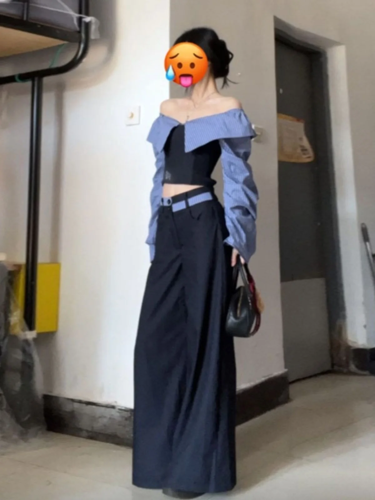 

Корейский модный повседневный комплект из двух предметов: топ на одно плечо в полоску и длинные брюки, а также юбка миди с V-образным вырезом из смесового хлопка.