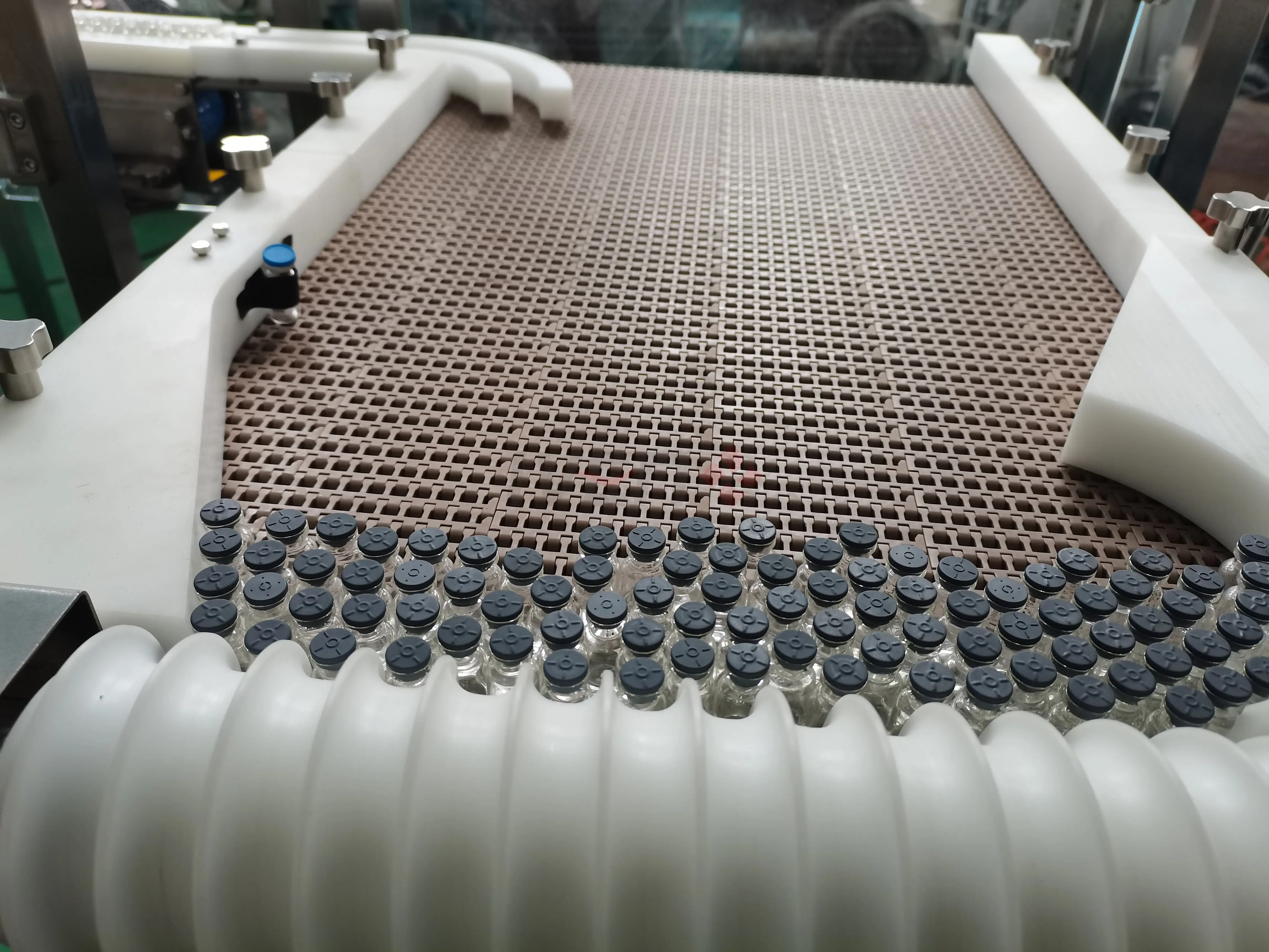 Автоматизированное наполнительное оборудование. Оборудование для наполнения и запечатывания флаконов. Наполнитель и герметик для флаконов с CE и ISO.