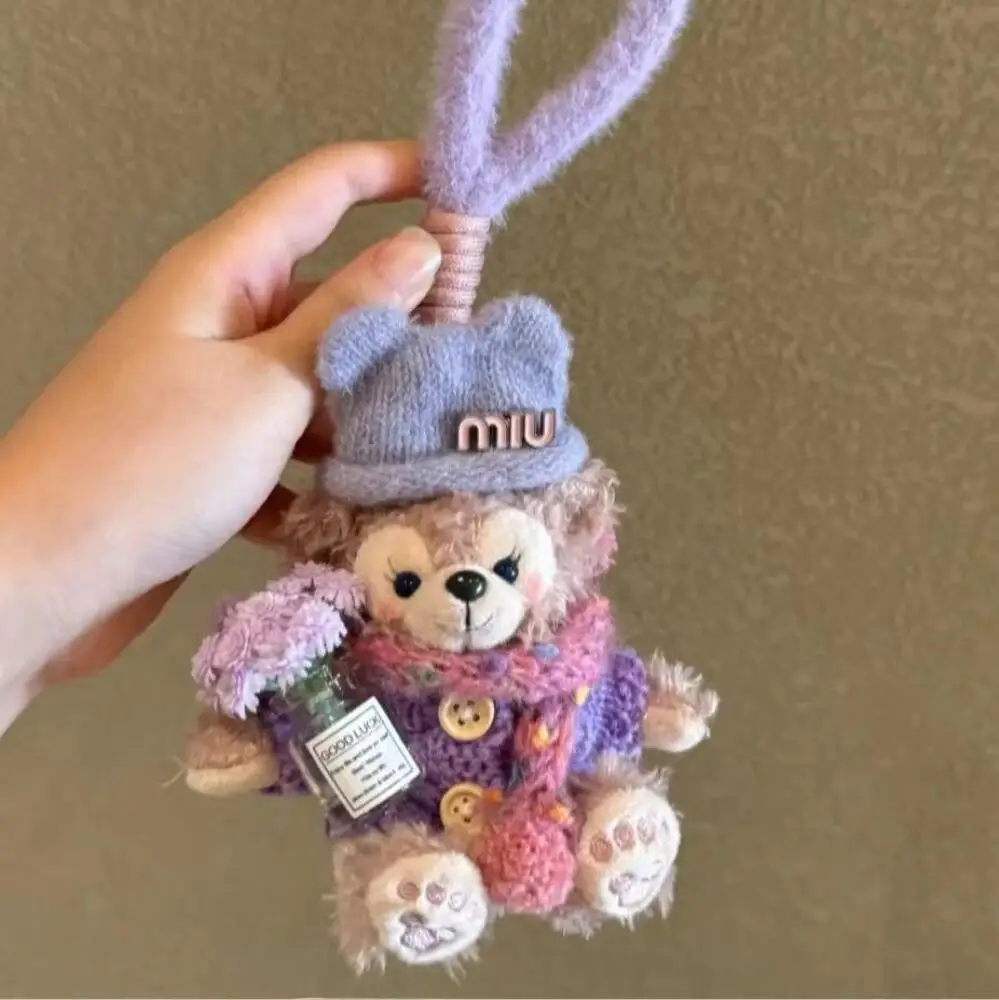 Disney Flower Shelliemay Duffy Sweter Kapelusz Seria Pluszowa Lalka Brelok Ozdoba do Plecaka Zawieszka Zimowi Przyjaciele Prezent na Boże Narodzenie