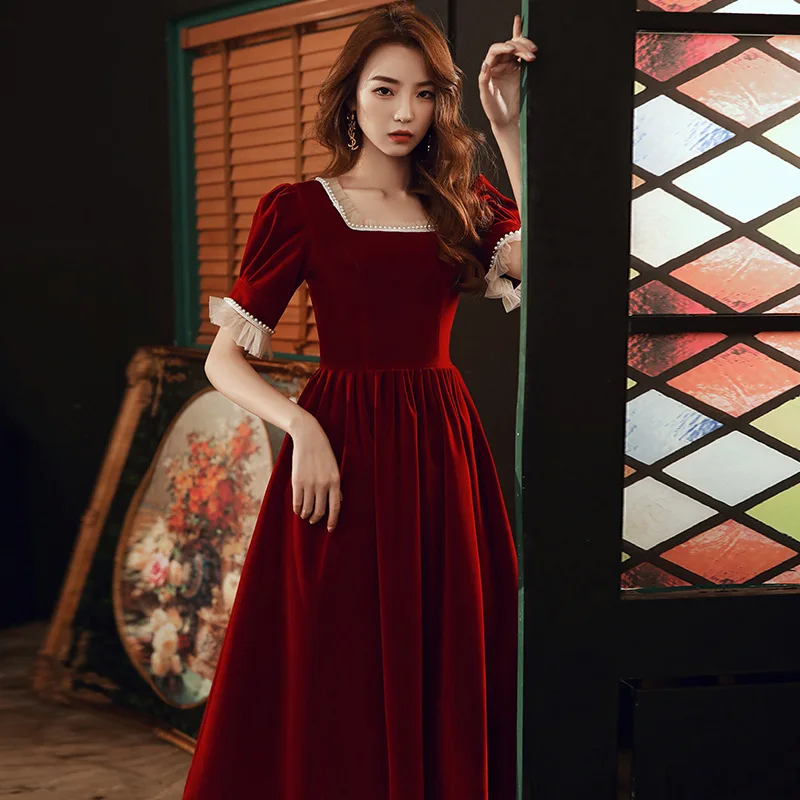 Abbigliamento da brindisi da sposa Vino Velluto rosso Temperamento Stile quotidiano Ritorno alla porta Abito da fidanzamento Spettacolo da donna