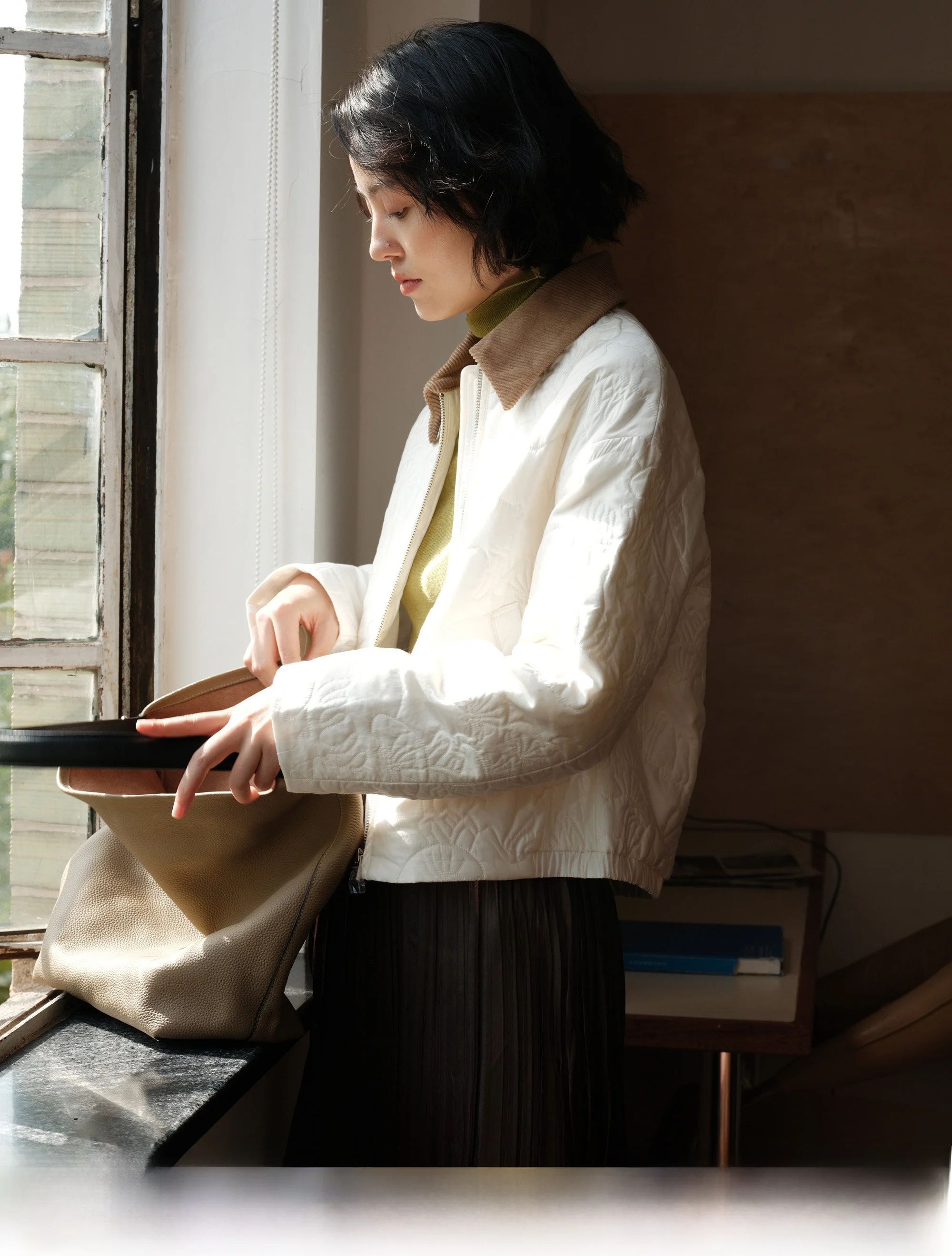 

Женская модная зимняя куртка Zhimai Rihuo: винтажная, с контрастным вельветовым воротником, вышивкой, из шерсти альпаки и теплого хлопка