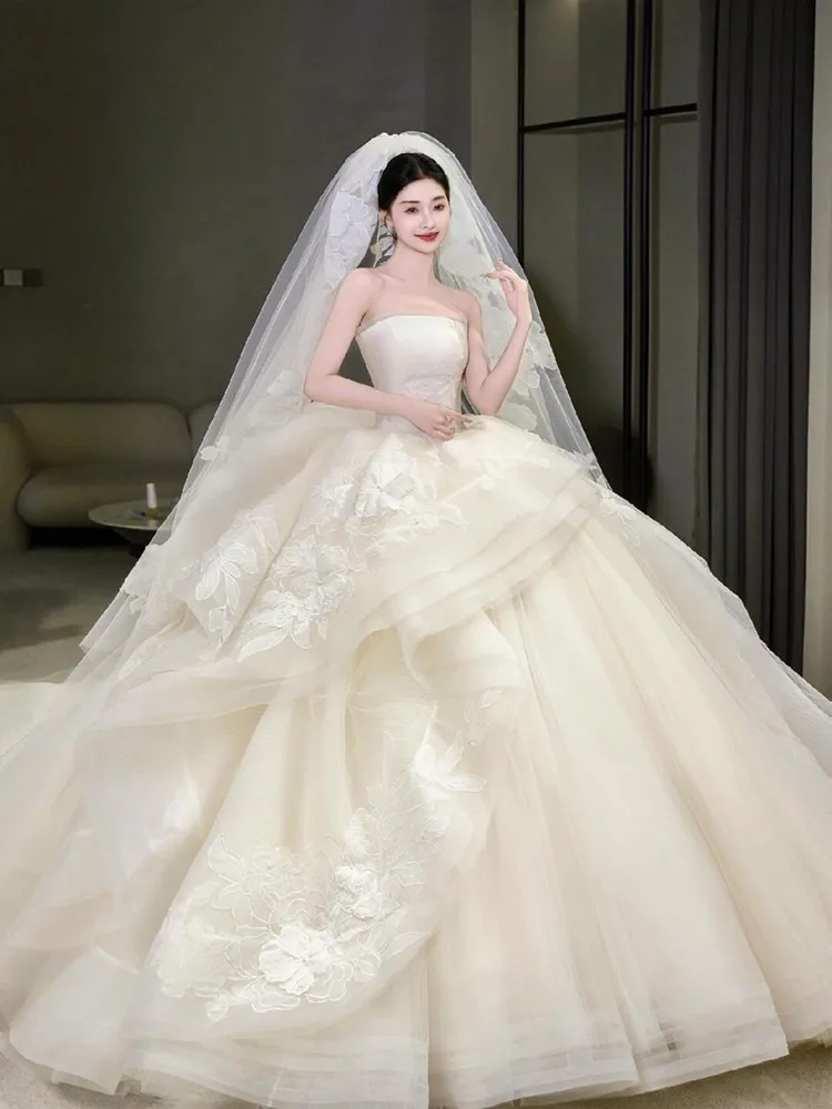 

A new light luxury dress with simple and elegant strapless trailing main fabric