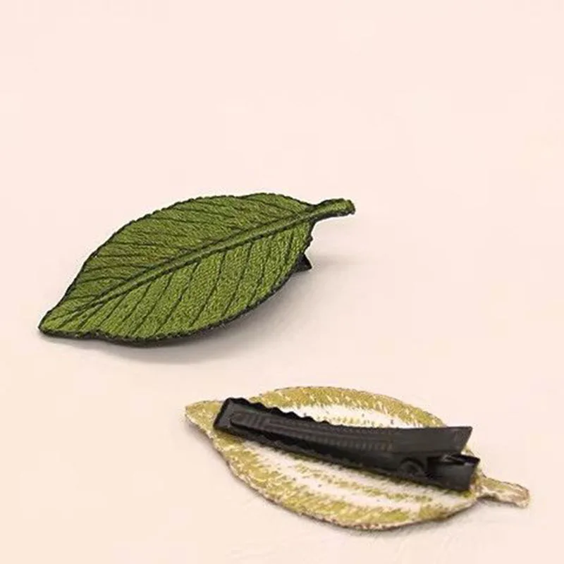 The leaf shaped hair clip is fashionable and minimalist  with a forest style hair clip and a green leaf edge clip