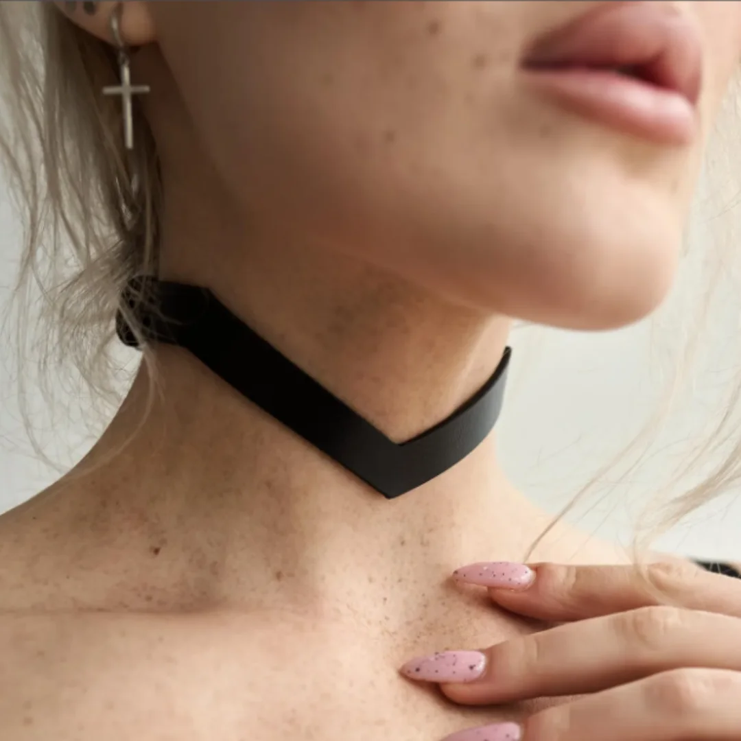 สร้อยคอหนัง PU สีดำสไตล์พังก์กอธิคประดับหมุดและกากบาททรงกลมสำหรับผู้หญิง สร้อยคอแบบรัดคอประดับหมุด สร้อยคอแฟชั่น