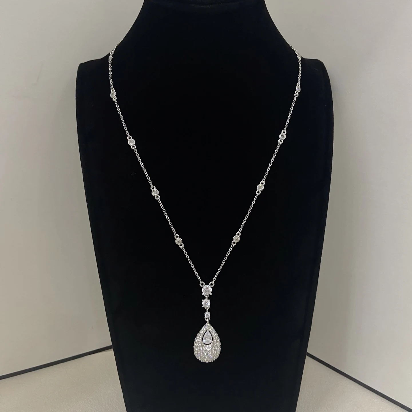 New full-diamond fringed drop necklace, with an elegant and sophisticated design