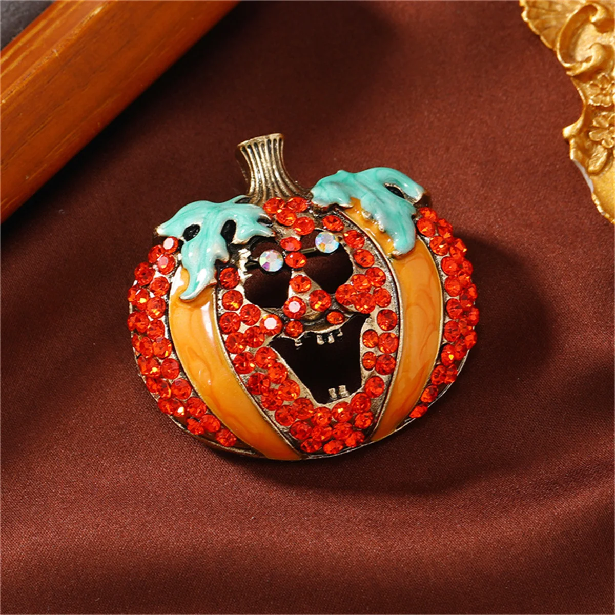 Rinhoo Green Leaf Enamel Pumpkin Brooches For Women Men Vintage Ghost Skull Witch Hat Pumpkin Pins Plant Badge Halloween Jewelry