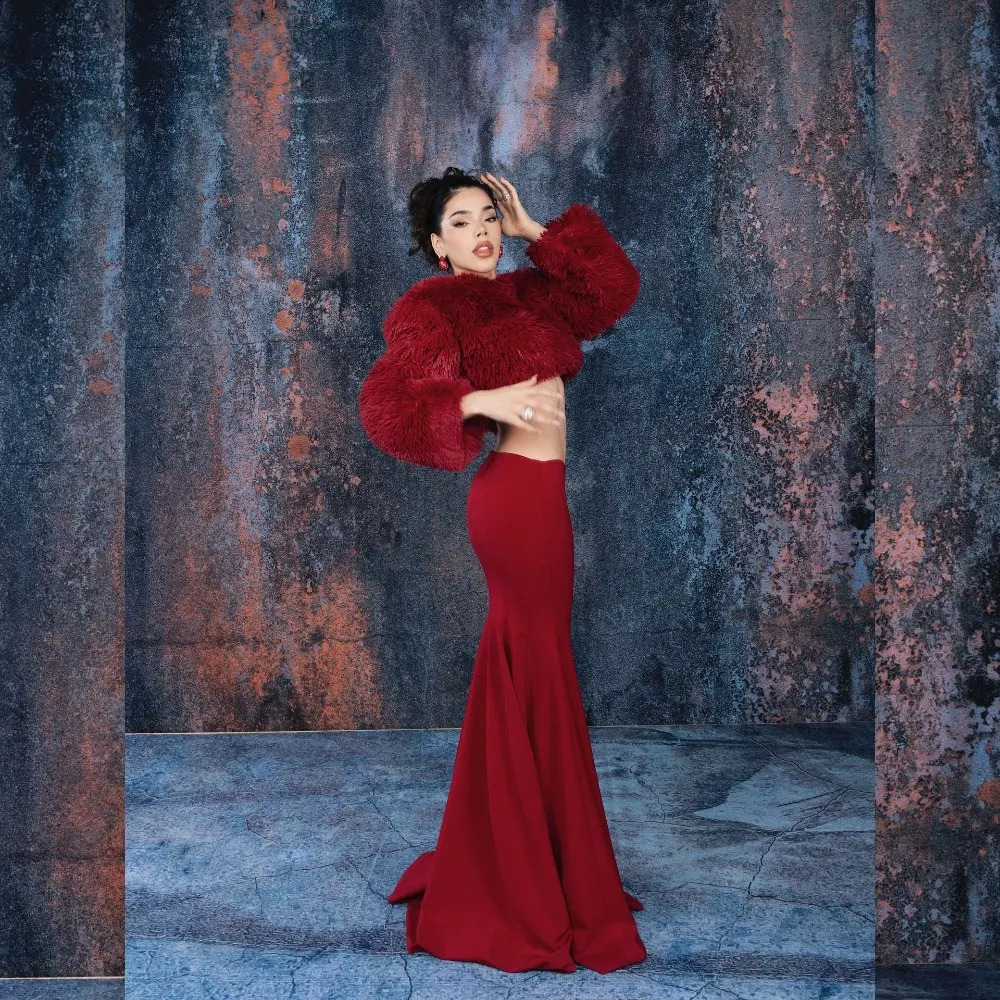 

Элегантная бордовая длинная юбка в стиле русалки — высокая талия, струящийся силуэт рыбьего хвоста, гладкая атласная ткань, чистый однотонный цвет