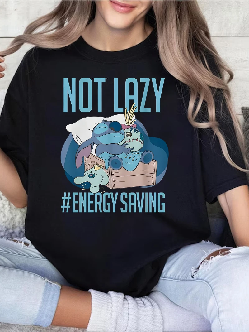 تي شيرت صيفي ساخن لعام 2025 مطبوع عليه صديق كسول من القطن الخالص تي شيرت ديزني ذو علامة تجارية مشتركة لكل من الرجال والنساء في عام 2025 Y2k #1