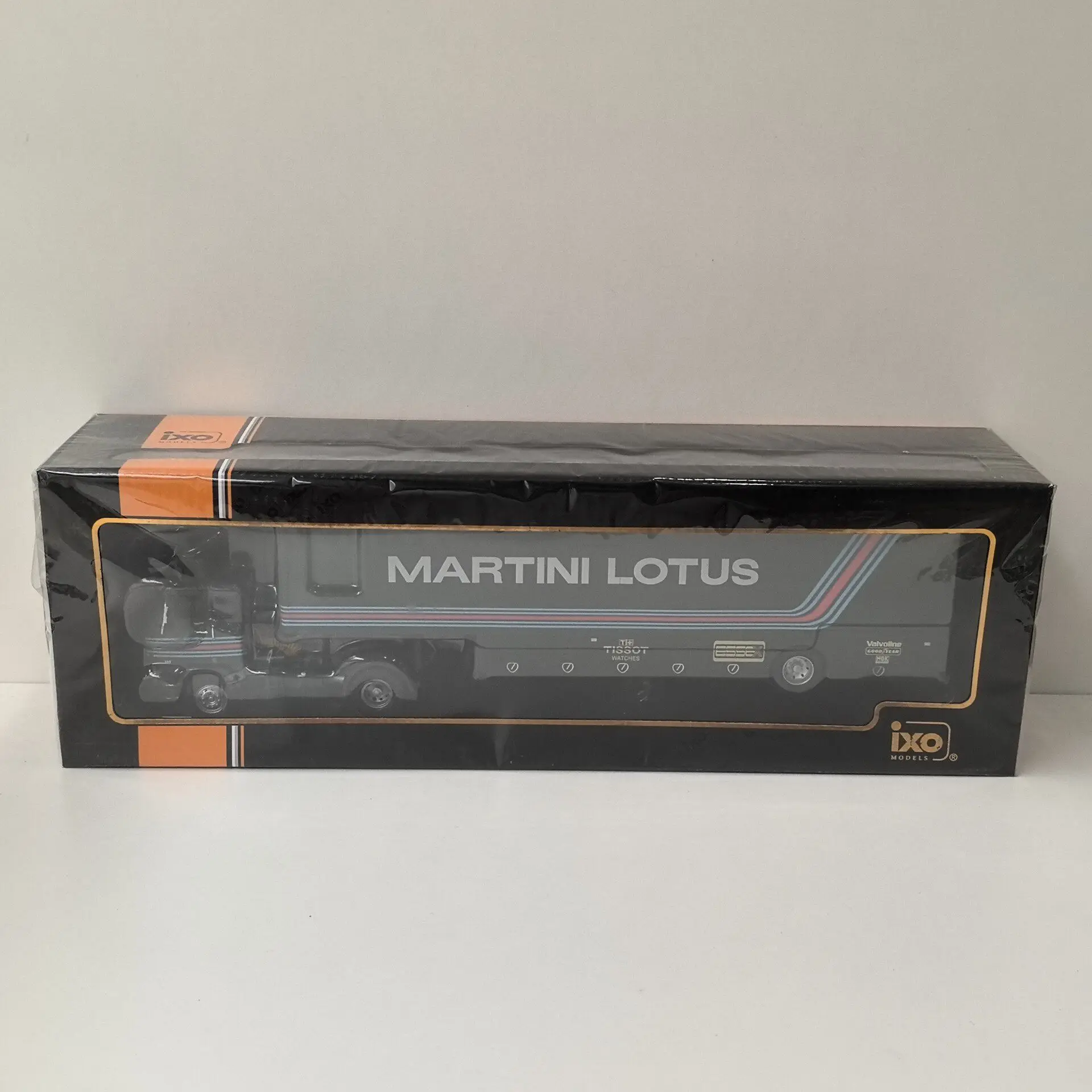 

Модель грузовика-трейлера Volvo F89 1970 Martini Lotus в масштабе 1/43 от IXO, литая под давлением, с передней металлической кареткой и пластиковой G5-сплавной моделью автомобиля