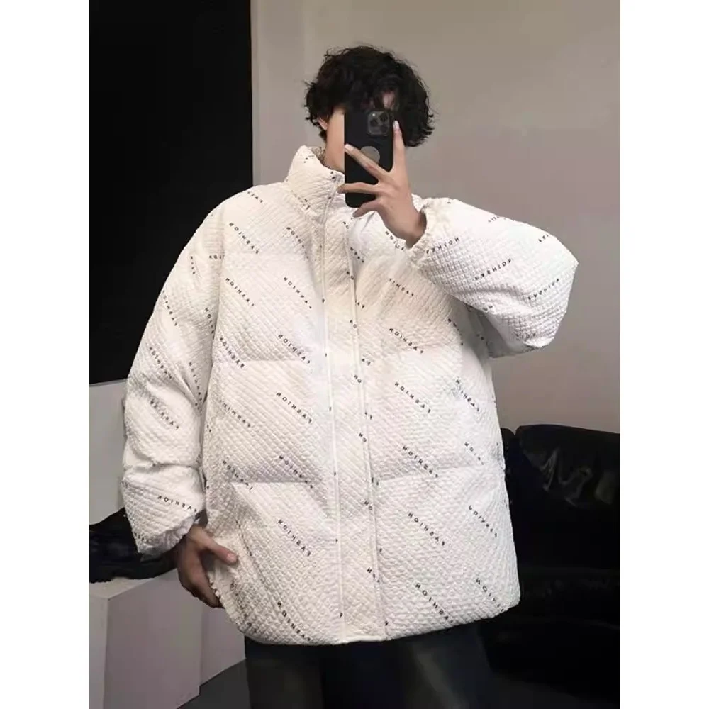 

Мужская утепленная хлопковая куртка осенне-зимняя, с дизайнерским акцентом, в стиле «хлебный пуховик», с воротником-стойкой, теплая, молодежная, повседневная, из полиэфирного волокна, стандартная модель.