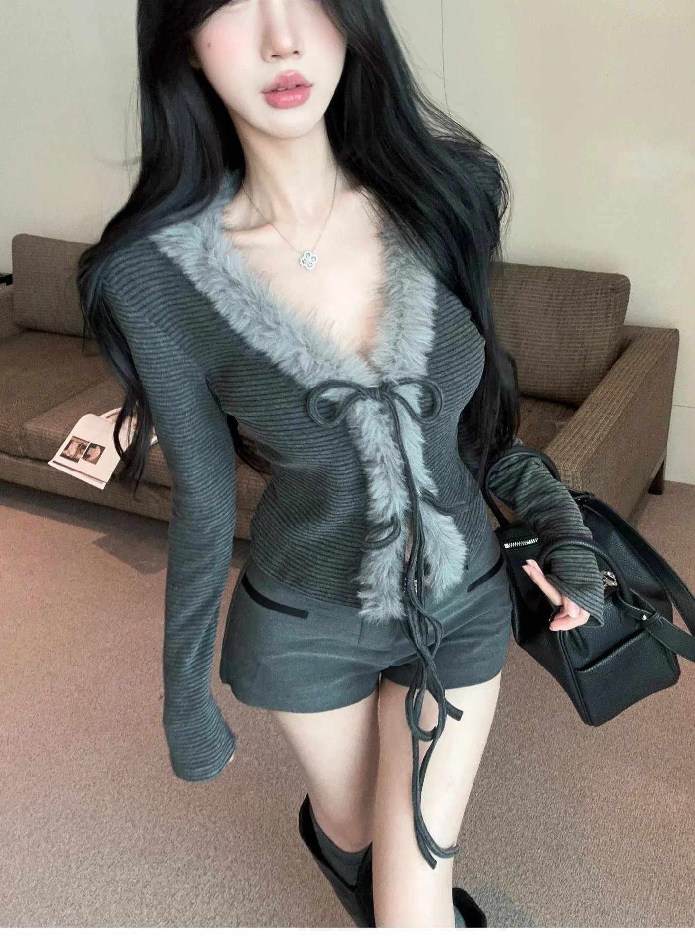 Modische Strickjacke mit V-Ausschnitt, Pelzbesatz und Gürtel, figurbetontes, kurzes T-Shirt-Oberteil für Damen, ideal für Herbst und Winter, neues Modell. – Detail 9