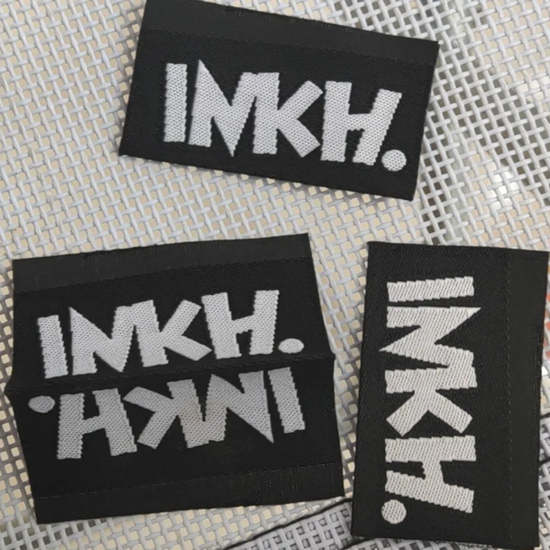 500 Uds. Etiquetas de tela de Damasco personalizadas 4*4,5 cm etiquetas de ropa de poliéster negras con pliegue central