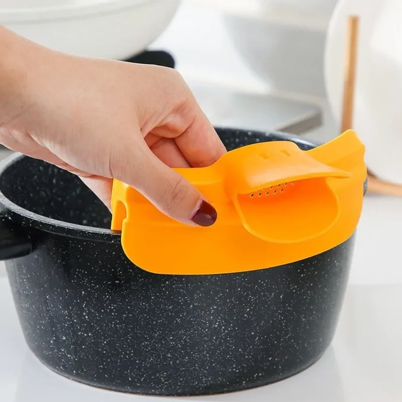 1Pc Lovely Duck Shaped Clamp-on Pot Edge Water Guide Portable Water Drainer Rice Washing Filter Household Kitchen Tool