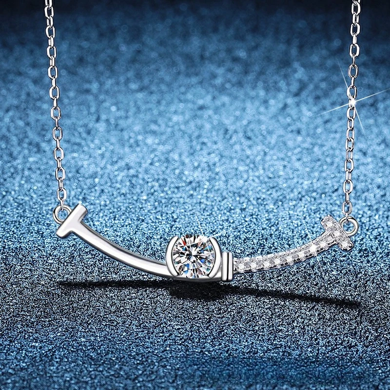 

Amazon Moissanite Platinum PT950 18K Gold Necklace with A Smiling Face, Light Luxury Fashion, High-end Feel, Collarbone Chain