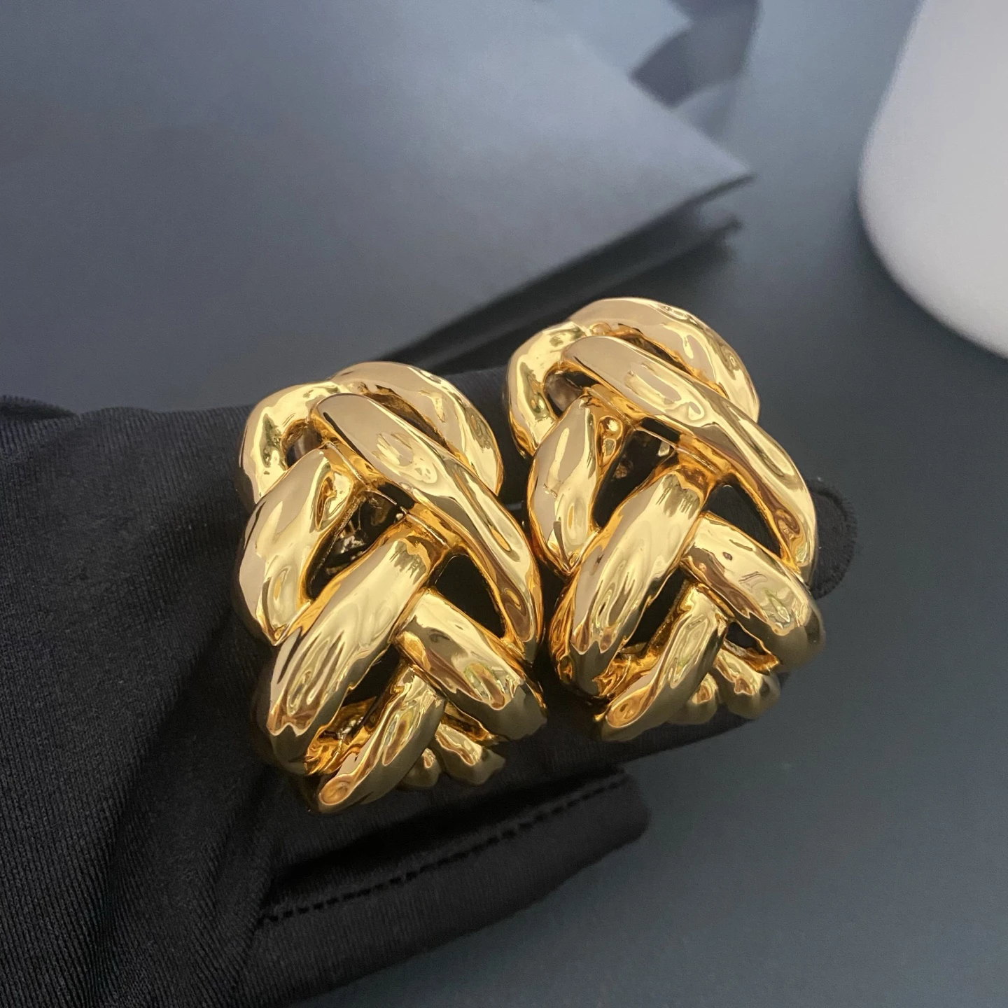 

Новая мода Европа Америка латунные позолоченные полые серьги клипсы для ушей роскошные женские дизайнерские ювелирные изделия высшего качества тренд