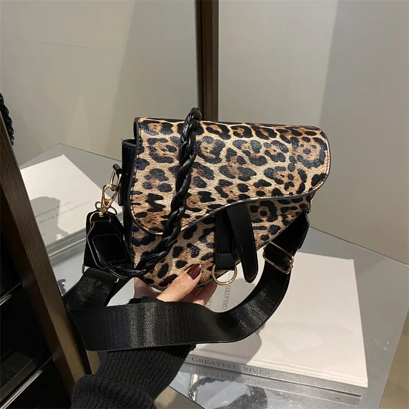 2025 NEW Internet celebrity leopard print armpit bag ，Simple, fashionable, and high-end handbag Leisure shoulder crossbody bag