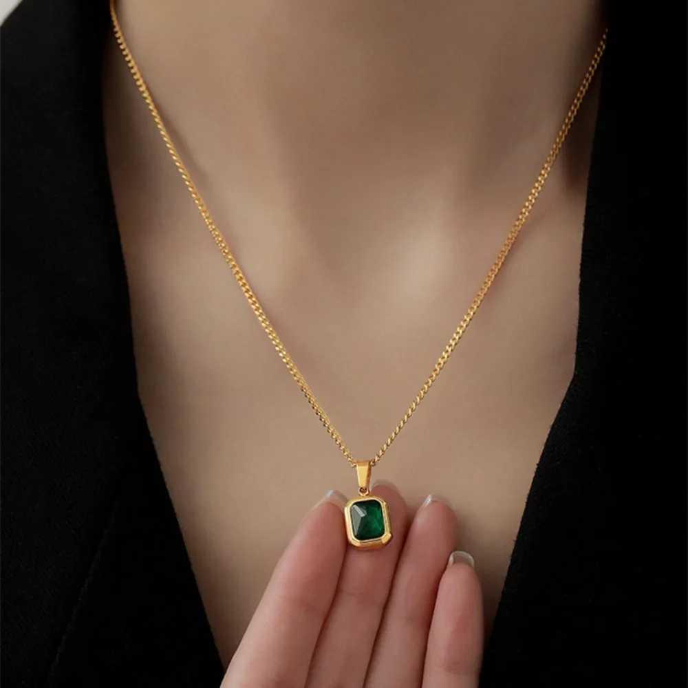 Fashion Retro Green Zircon Pendant Elegant Attractive Engagement Necklaces Beautiful Clavicular Chain Daily Life