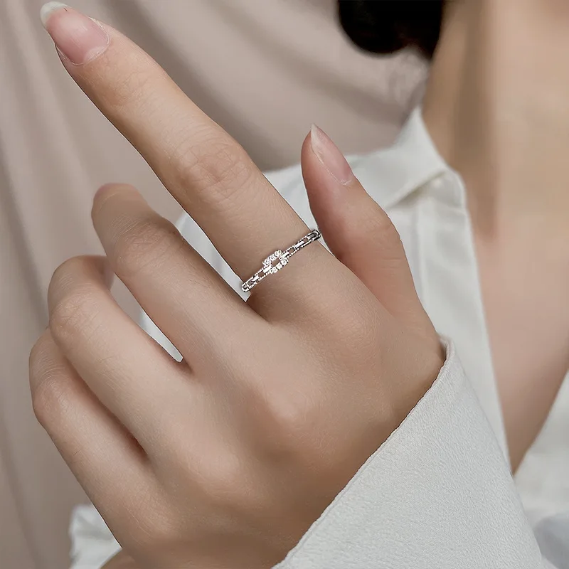 Cincin zirkon rantai putar persegi untuk wanita, perhiasan cincin jari kristal geometris simpul bambu sederhana kreatif