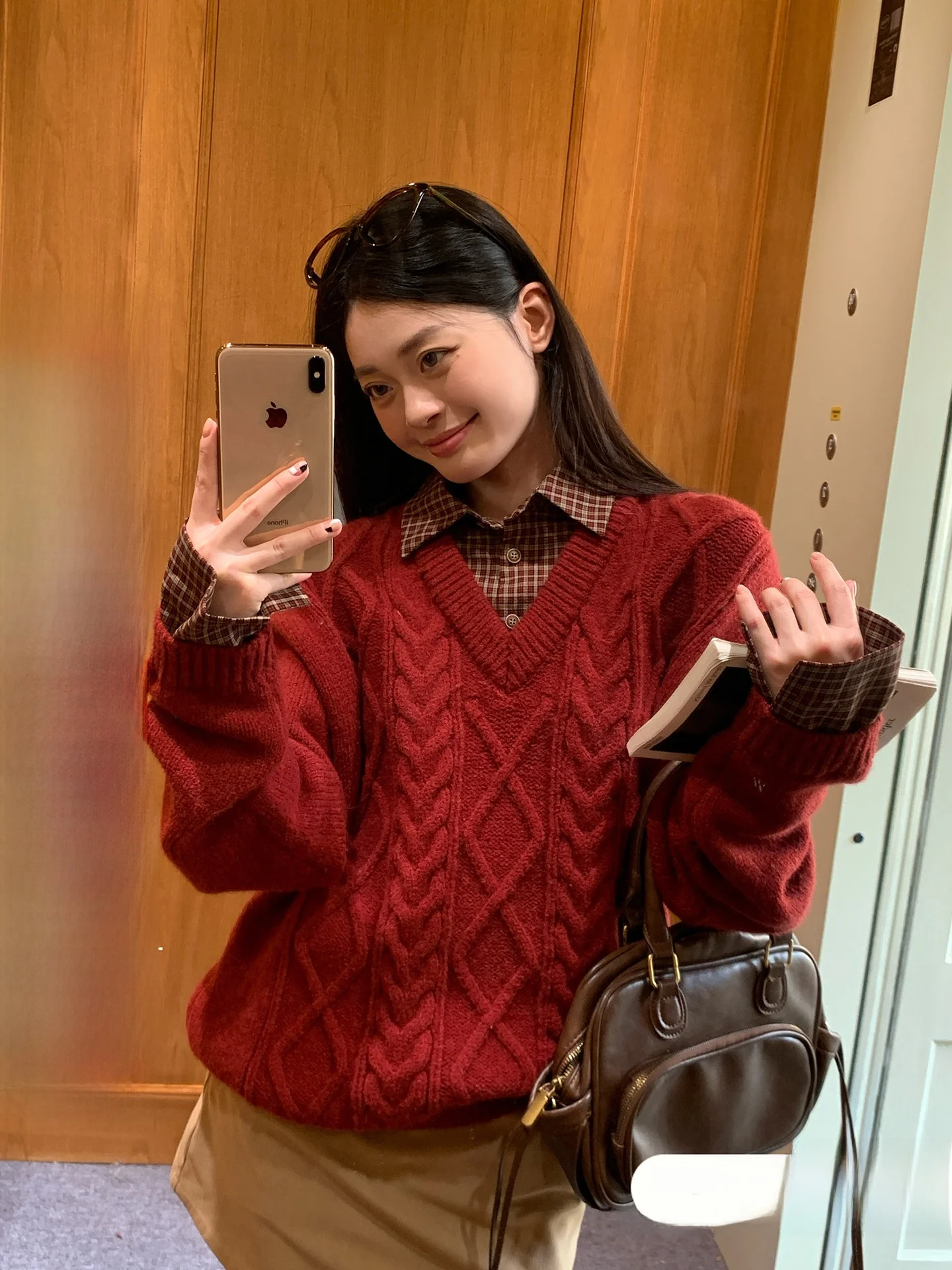 

Свободный женский вязаный свитер красно-коричневого цвета с узором «косы», новинка зимы, повседневный модный топ, трендовый, имитация двухслойности, с воротником-рубашкой