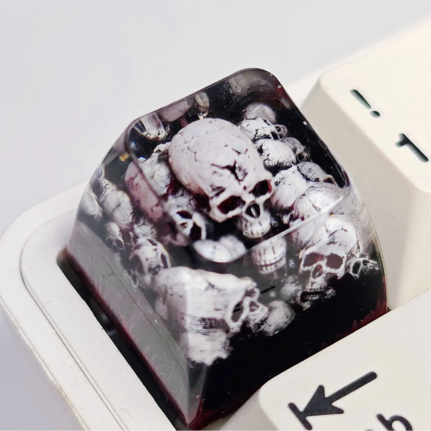 

Механическая клавиатура с персонализированными кейкапами из смолы, светопропускающие, настраиваемые, высота клавиш SAR1, дизайн «Череп», подарок на Хэллоуин