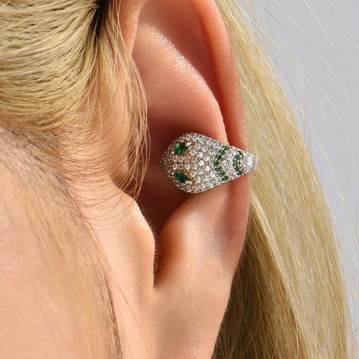 

JF2023 New Original Design Fashion Trend Shining Micro-inlaid Zircon Green Eye Exotic Spirit Snake Ear Bone Clip Earrings