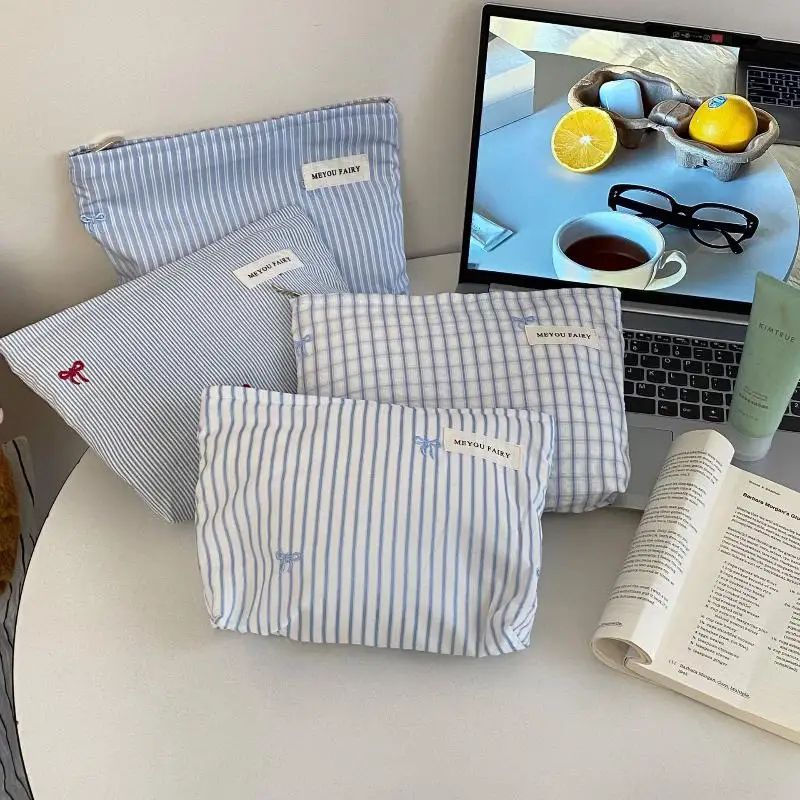 ライトブルーのストライプのリボン付き化粧品バッグ、女性用トラベルメイクアップオーガナイザー、ジッパー付き、多用途トイレタリーポーチ